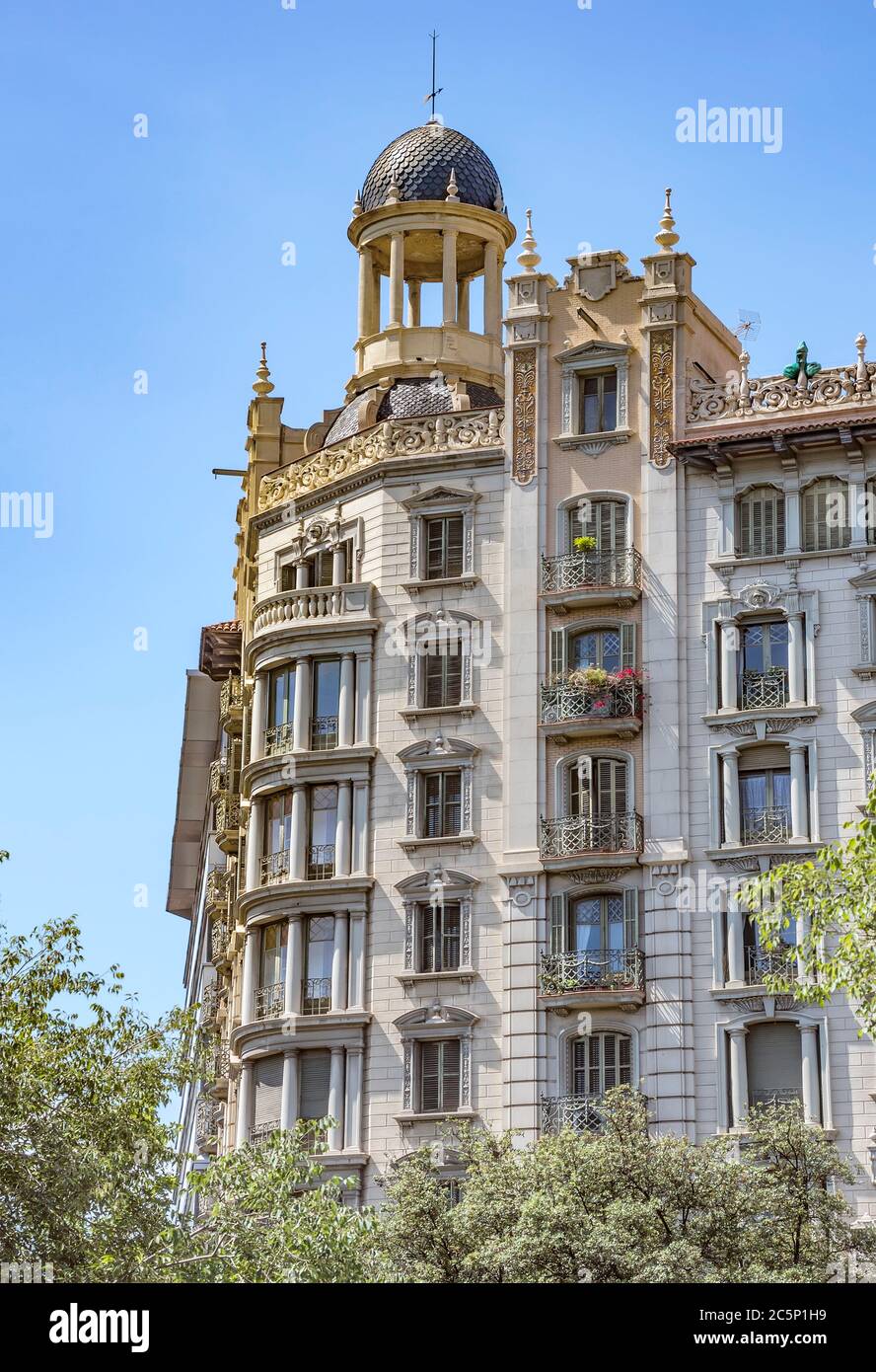 BARCELONA, SPANIEN - 5. JULI 2016: Architektur der Avinguda Diagonal Straße in Barcelona, Spanien. Barcelona, Spanien - 5. Juli 2016: Architektur der Architektur Stockfoto