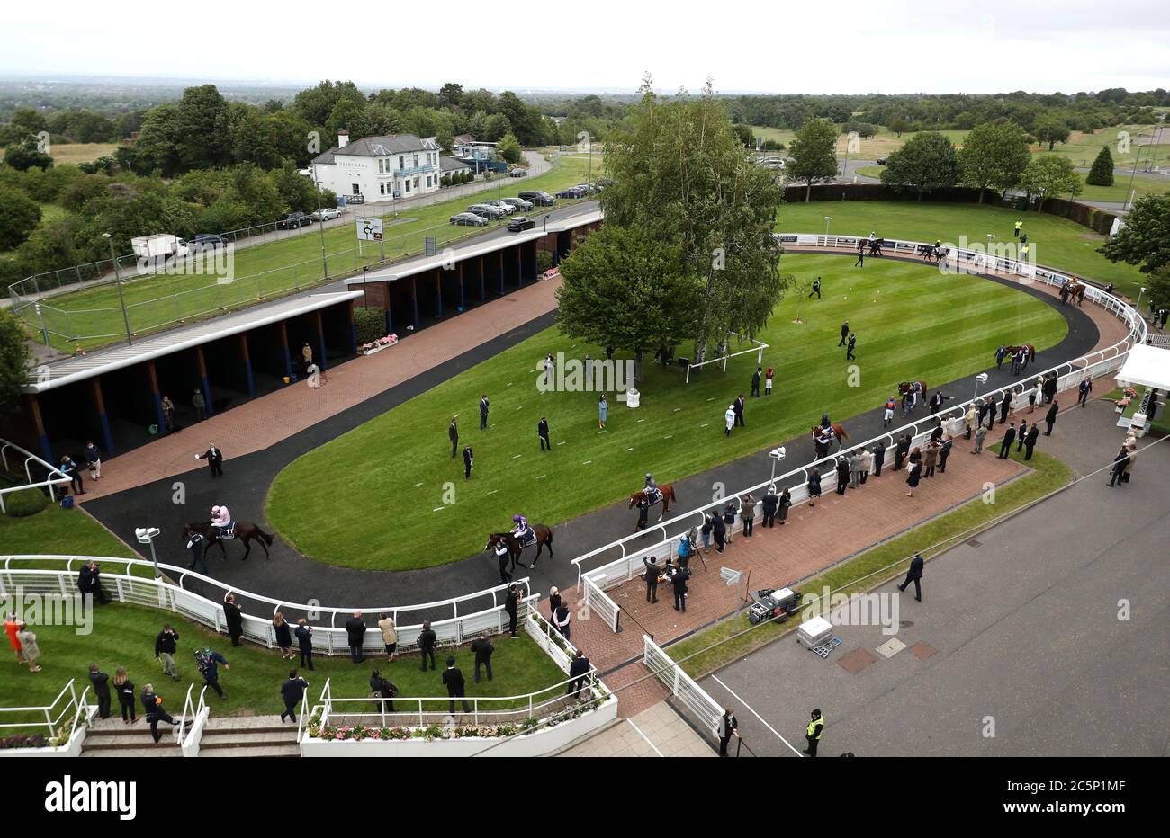 Jockeys und Trainer soziale Distanzierung in der Parade Ring vor dem Investec Derby auf Epsom Racecourse. Stockfoto