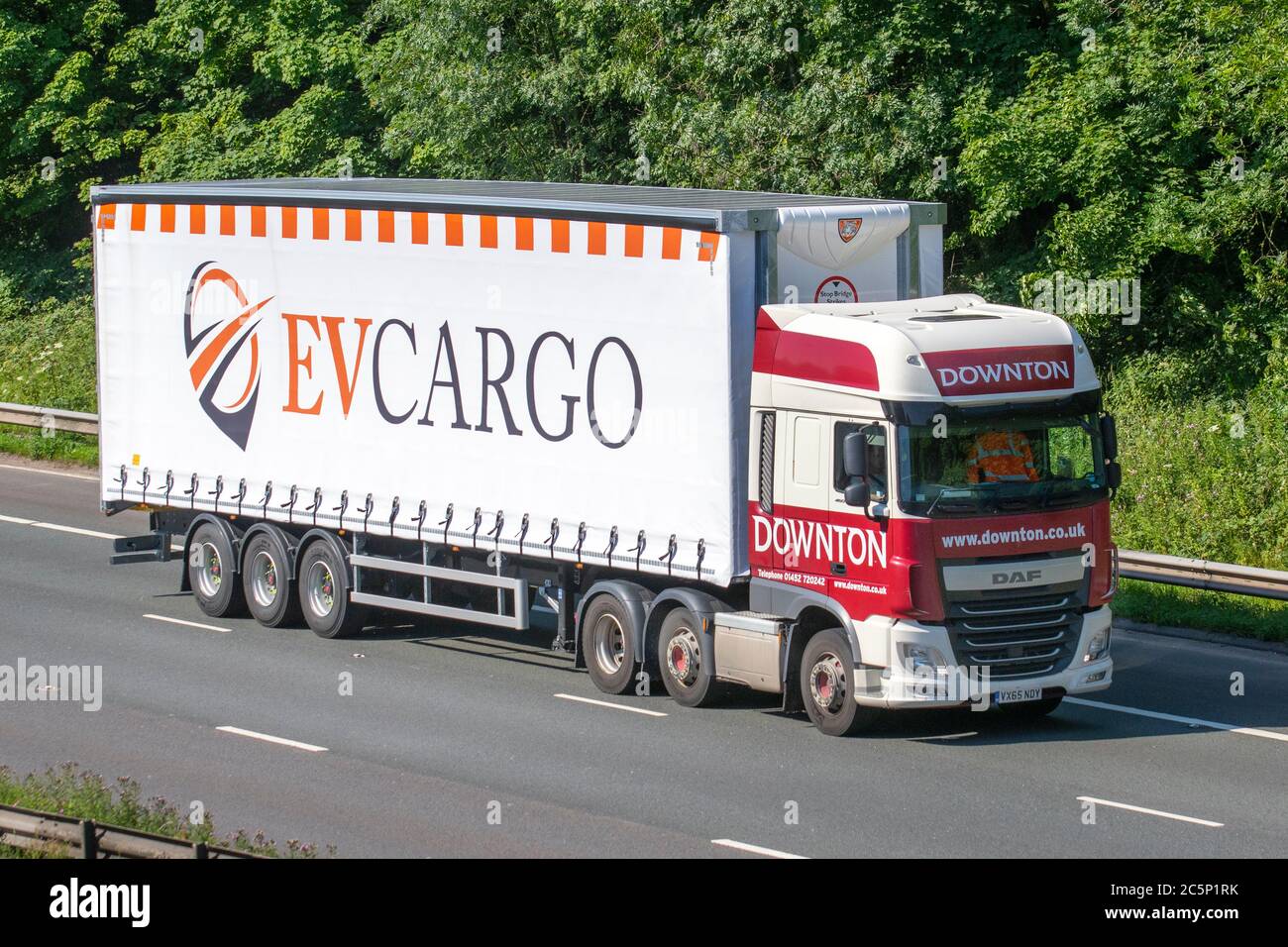 Downton Spedition Delivery Trucks, EV CARGO GLOBAL SPEDITIONING LIMITED Truck, Transport, Sattelschlepper, Frachtführer, DAF Vehicle, Europäische Nutztransportindustrie LKW, M6 in Manchester, Großbritannien Stockfoto