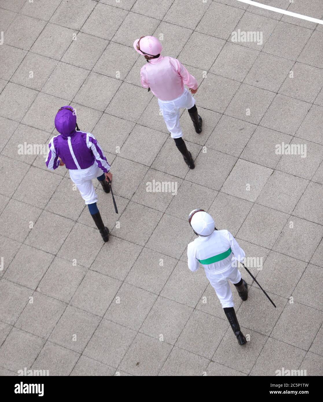 Jockeys gehen vor dem Investec Derby auf der Rennbahn Epsom. Stockfoto