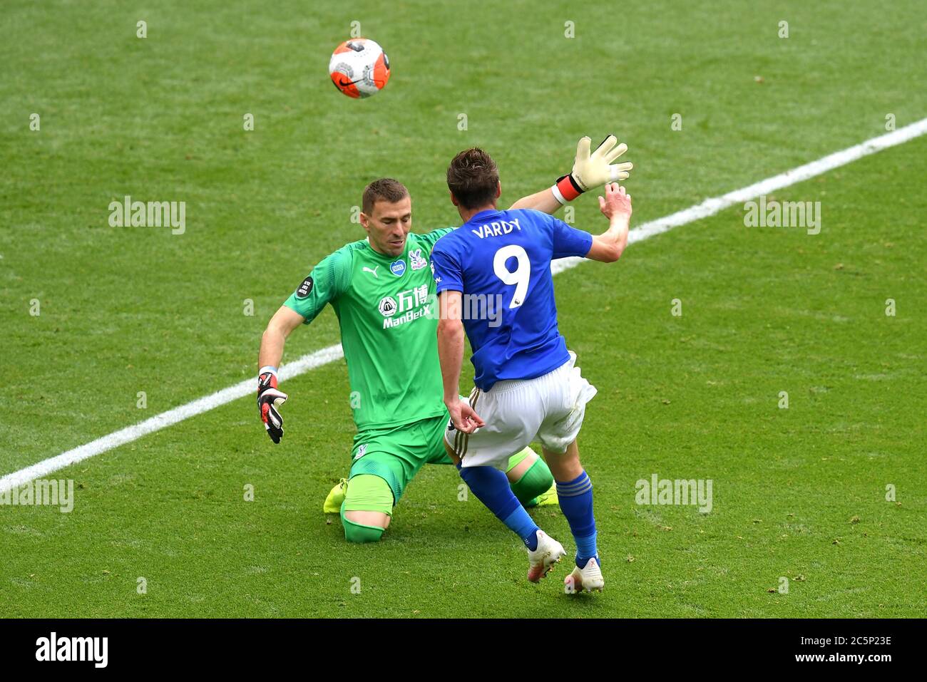 Jamie Vardy von Leicester City erzielt im Premier League-Spiel im King Power Stadium, Leicester, das dritte Tor seiner Spielmannschaft. Stockfoto