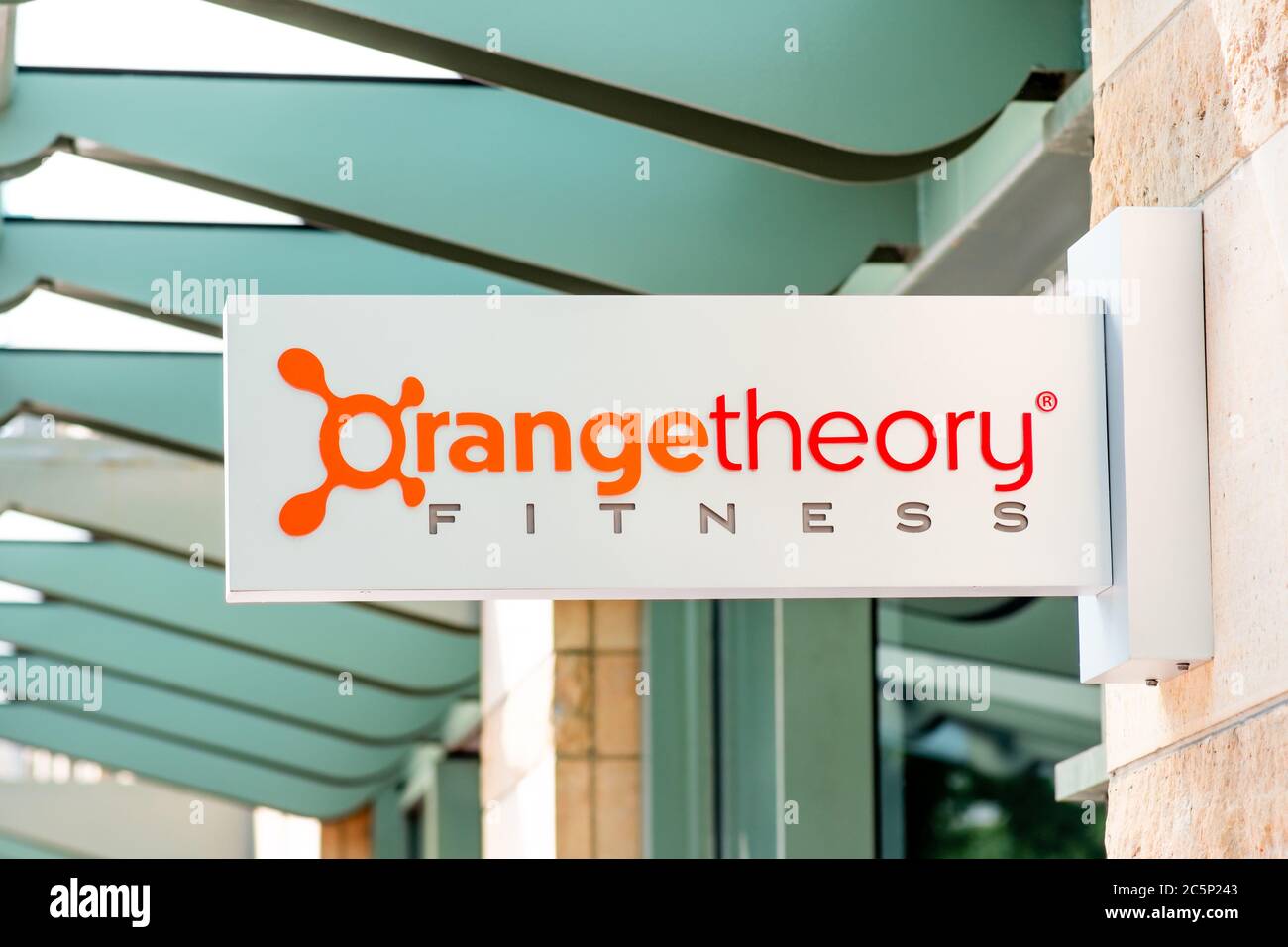 Washington, D.C. / USA - Juli 03 2020: Schild vor einer Orange Theory Fitness-Studio in der Nähe von Foggy Bottom und dem West End in Washington. Stockfoto