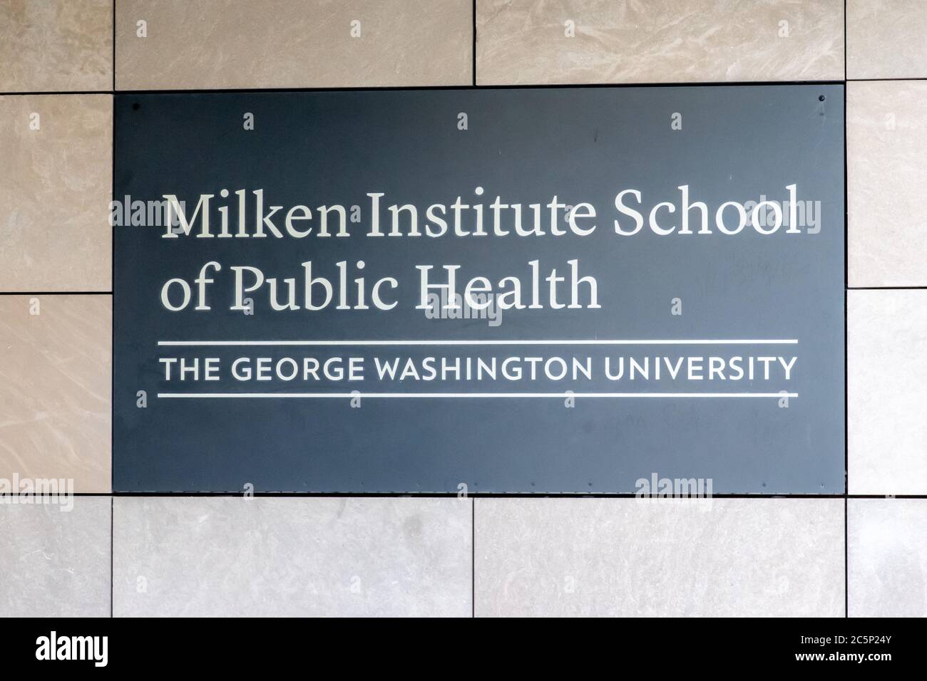 Washington, D.C., USA - Juli 03 2020: Schild vor der Milken Institute School of Public Health an der George Washington University. Stockfoto