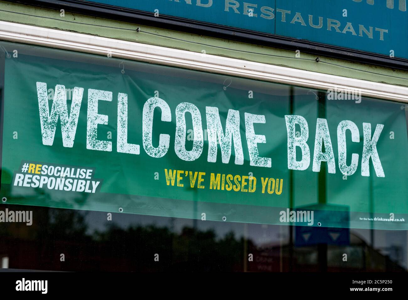 Willkommen zurück, wir haben Ihr Banner auf Restaurant in Southend on Sea, Essex, Großbritannien, am 4. Juli verpasst, da das Land weiter aus der Sperre entfernt Stockfoto