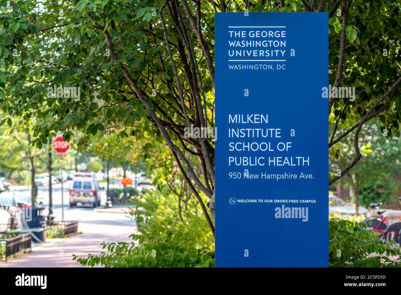 Washington, D.C., USA - Juli 03 2020: Schild vor der Milken Institute School of Public Health an der George Washington University. Stockfoto