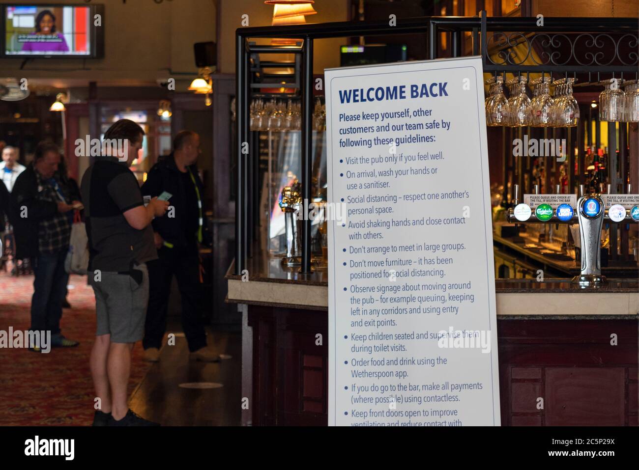 Öffnen Sie Wetherspoon Pub in Southend on Sea, Essex, Großbritannien, am 4. Juli, da das Land weiter aus der Sperre entspannt. Der Letzte Beitrag. Bar. Informationen zur Begrüßungsnachricht Stockfoto