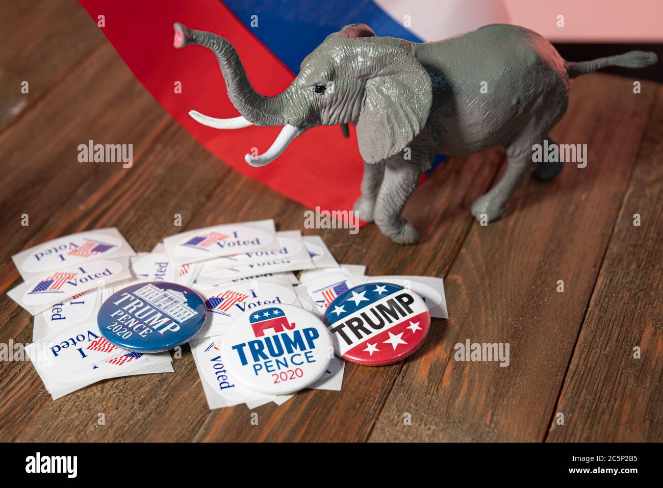 Washington DC - 4. Juli 2020; Lay flache Anzeige von Trump Kampagne Tasten, Ich stimmte Aufkleber, ein republikanischer Partei Elefant vor einem Russen stehen Stockfoto