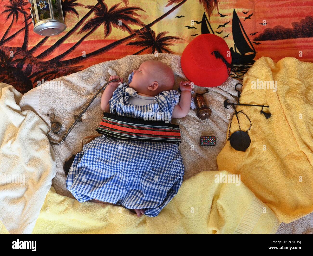 Arabischer Nachttraum. Niedliche 1,5 Monate alten kaukasischen Baby junge Stockfoto