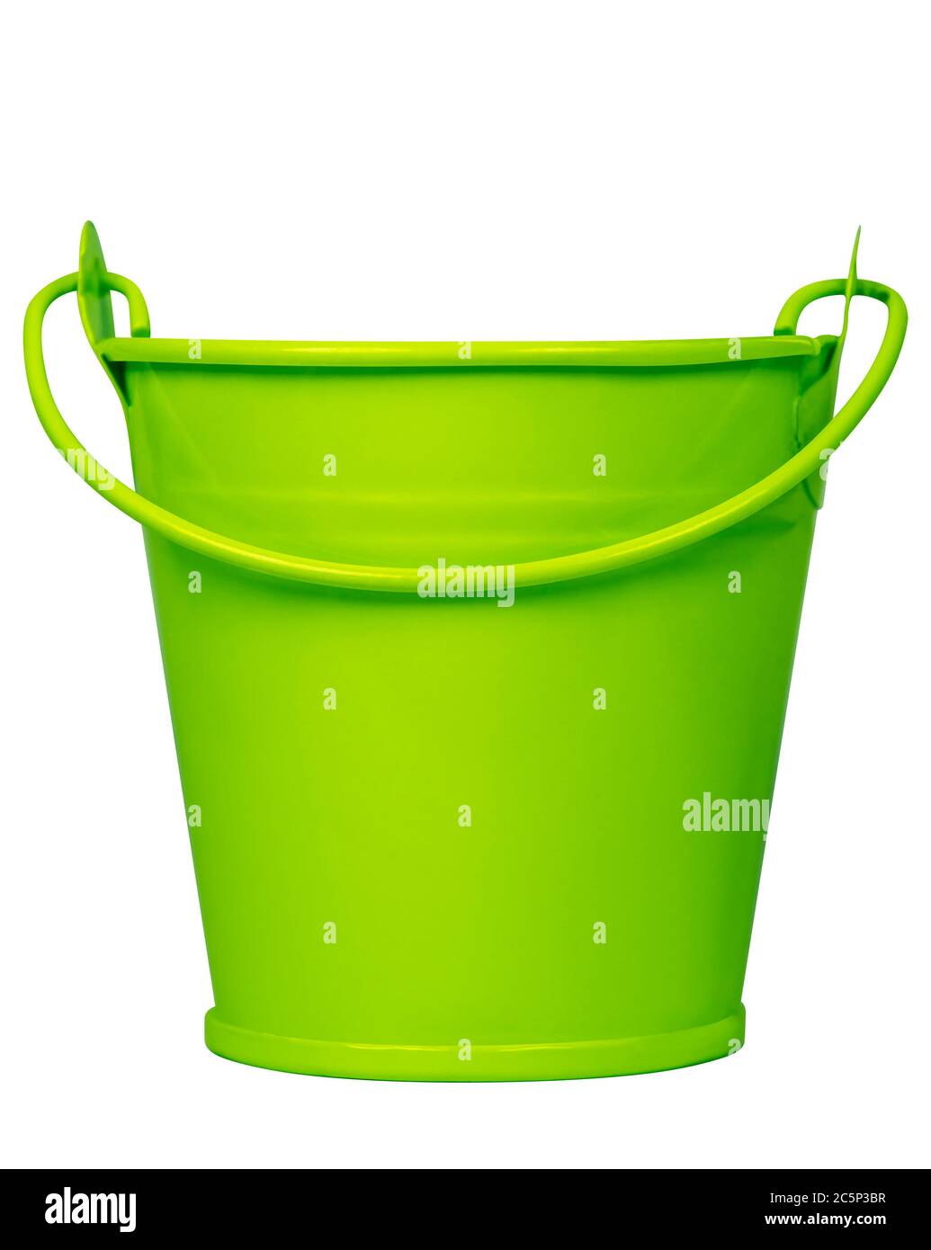 Leerer grüner Eimer isoliert auf weiß. Beschneidungspfad enthalten. Stockfoto