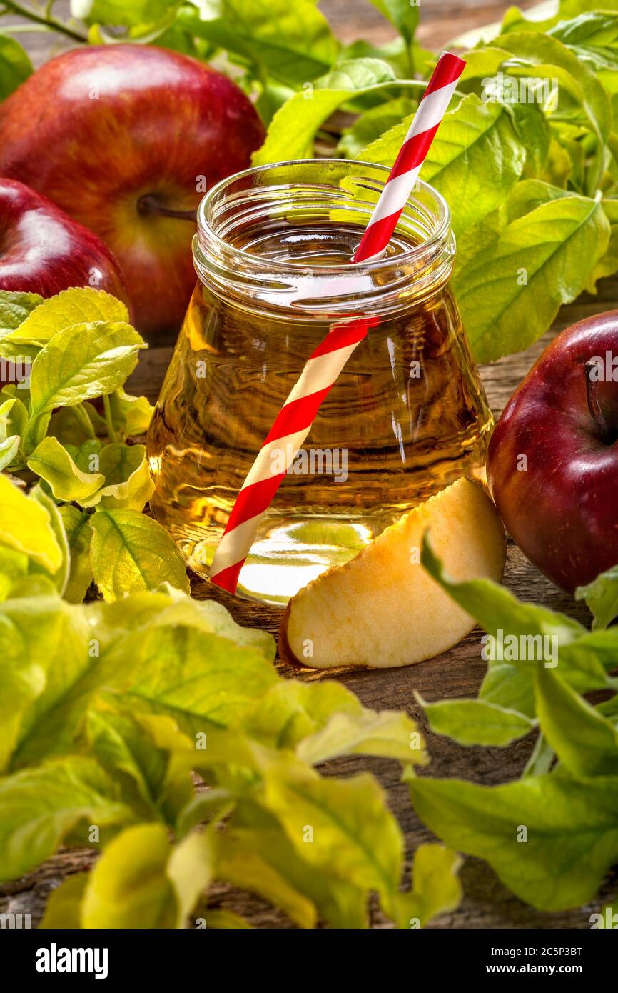Frischer Saft aus Bio-Äpfeln Stockfoto