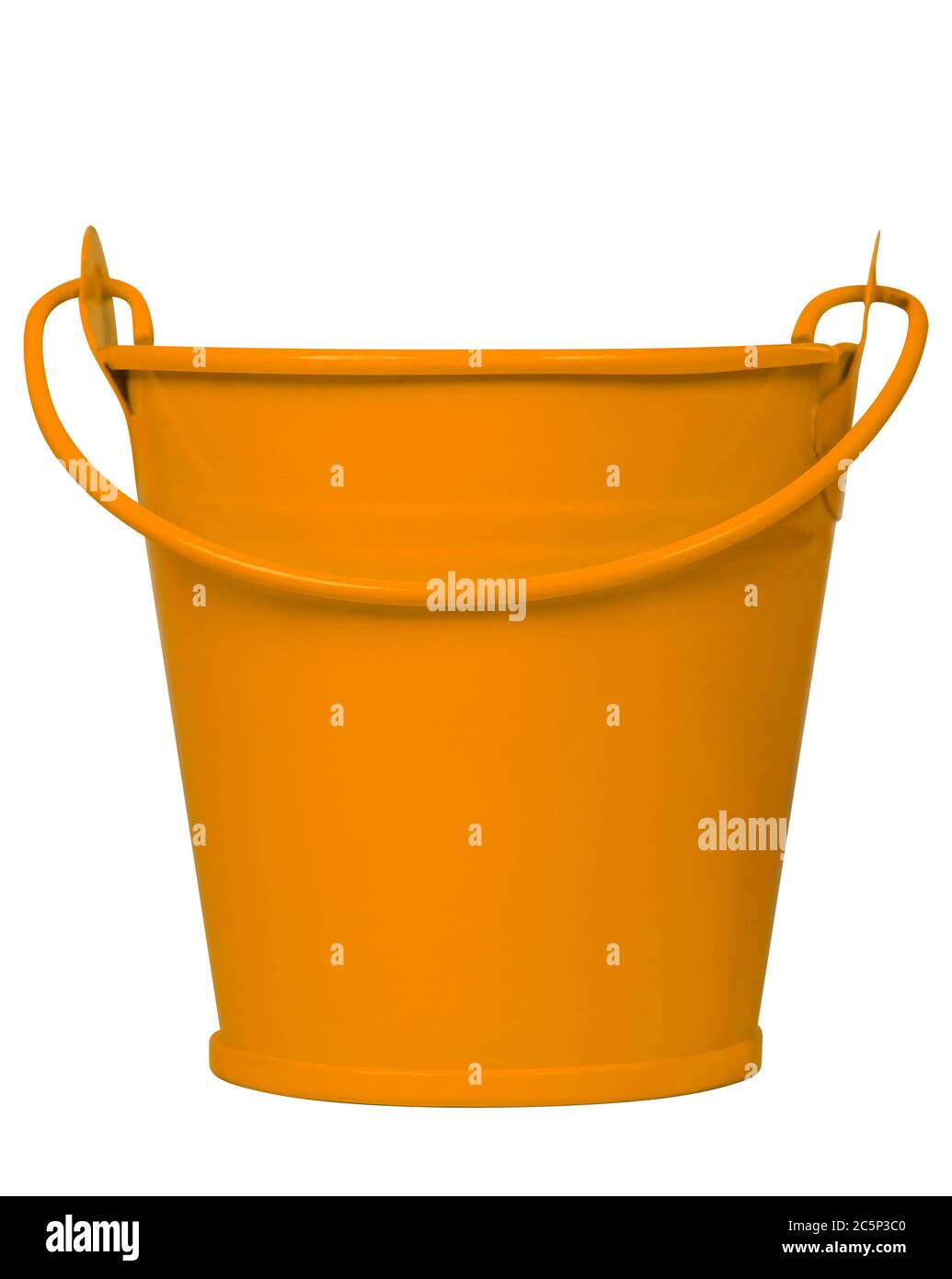 Leerer orangefarbener Eimer isoliert auf Weiß. Beschneidungspfad enthalten. Stockfoto