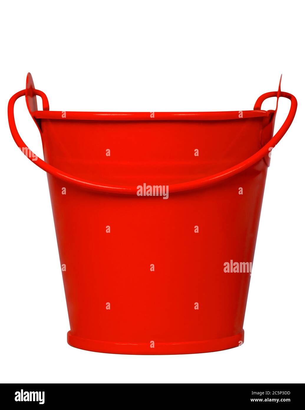Leere rote Eimer isoliert auf weiß. Beschneidungspfad enthalten. Stockfoto