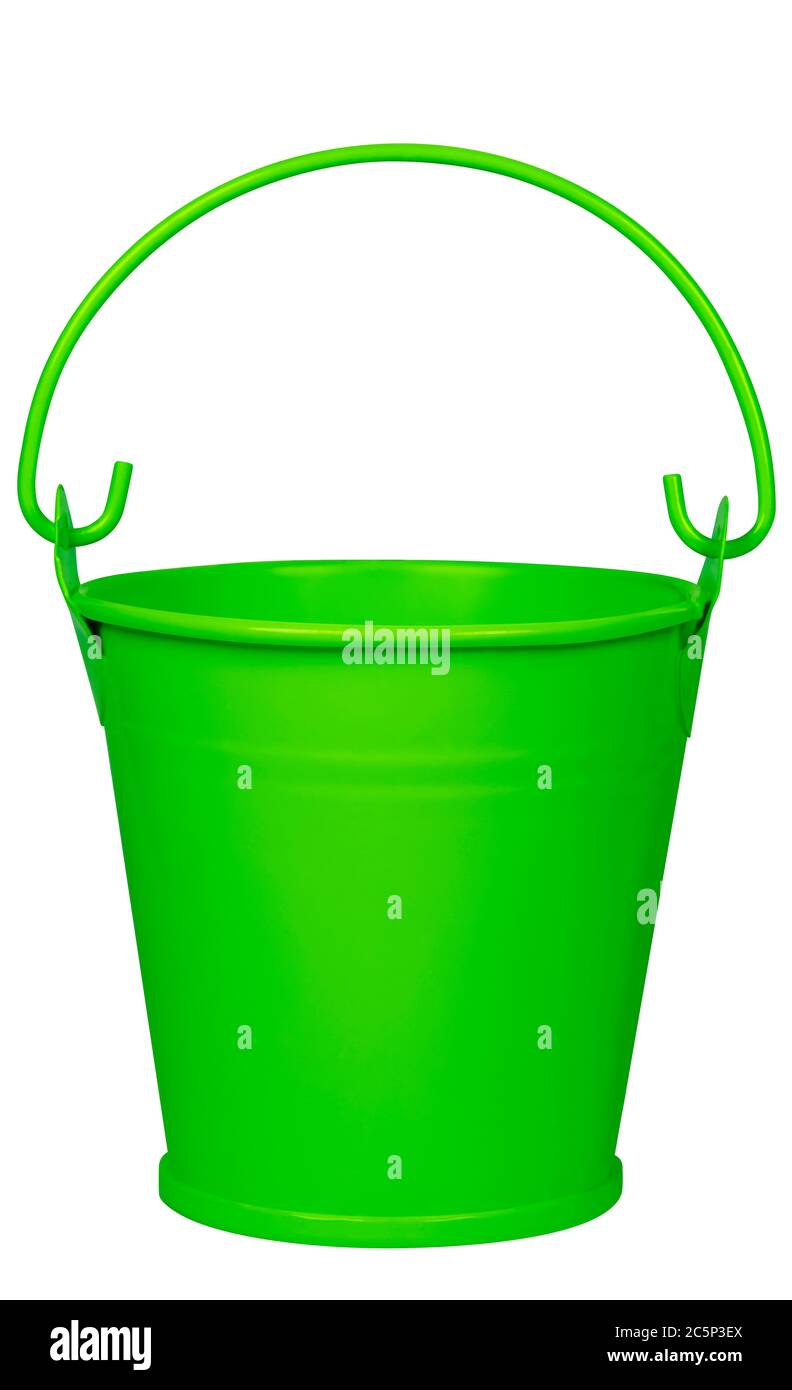 Leerer grüner Eimer isoliert auf weiß. Beschneidungspfad enthalten. Stockfoto