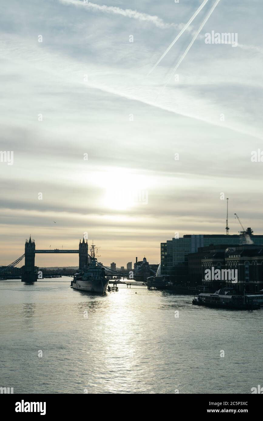 HMS Belfast (ein Museumsschiff, das vom Imperial war Museum betrieben wird) und Tower Bridge an der Themse (Blick nach Osten), London, England, Großbritannien Stockfoto