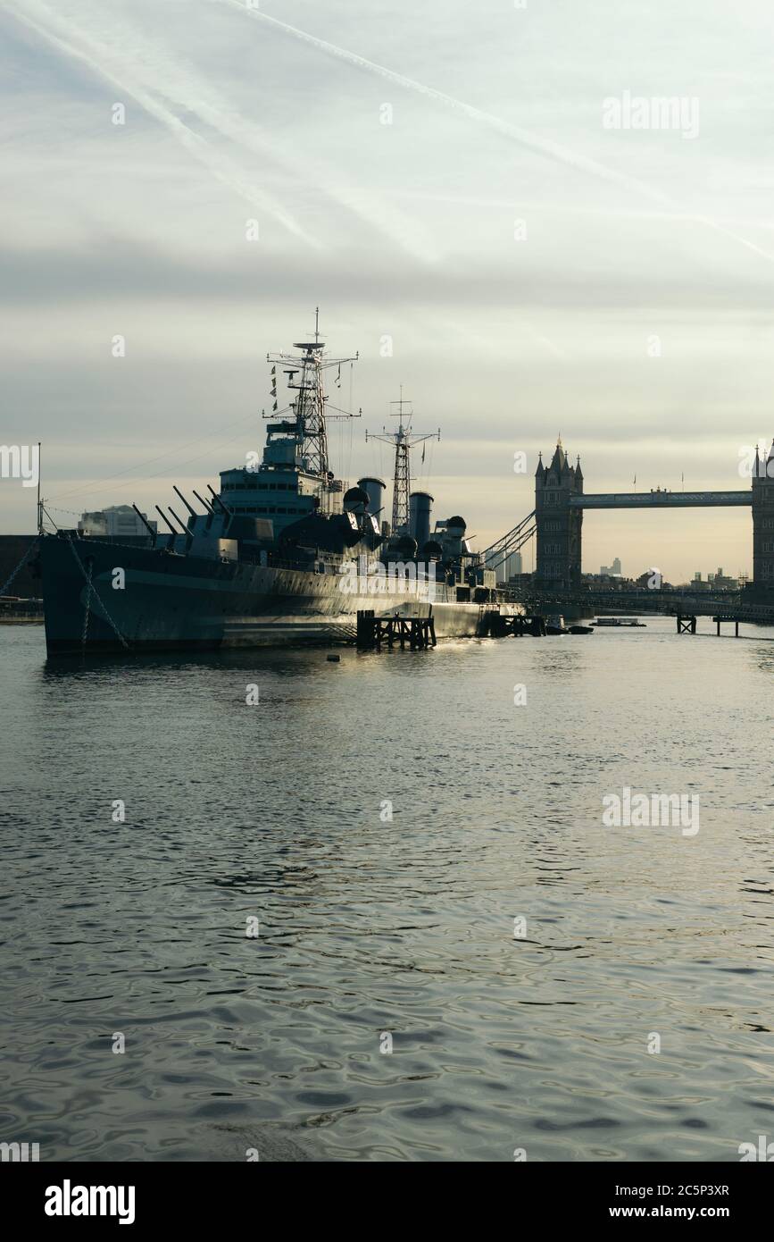 HMS Belfast (ein Museumsschiff, das vom Imperial war Museum betrieben wird) und Tower Bridge an der Themse (Blick nach Osten), London, England, Großbritannien Stockfoto