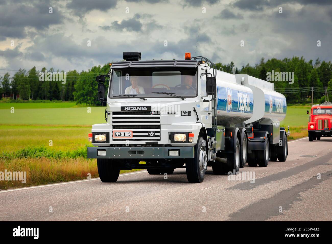 Scania 142H Tankwagen Tebil auf Oldtimer-LKW-Rallye von der Vintage Truck Association of Finland organisiert. Suomusjärvi, Finnland. Juli 2020. Stockfoto