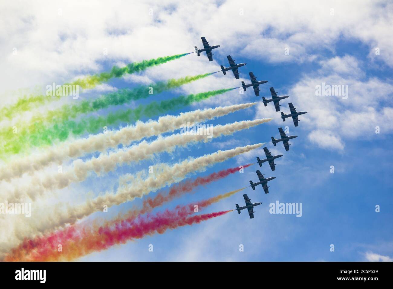 Bildung von neun Kunstflugzeugen während der Flugshow des Kunstfluges. Farbiger Rauch hinter Flugzeugen. Ausstellung von Lotsendienst und Manövrierfähigkeit Stockfoto