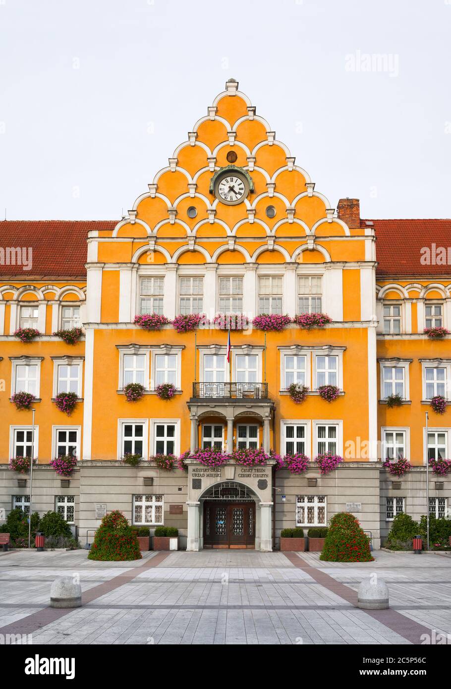 Rathaus / Rathaus ( Mestsky Urad ), Cesky Tesin, Schlesien, Tschechien / Tschechien, Mitteleuropa - oranges Gemeindegebäude Stockfoto