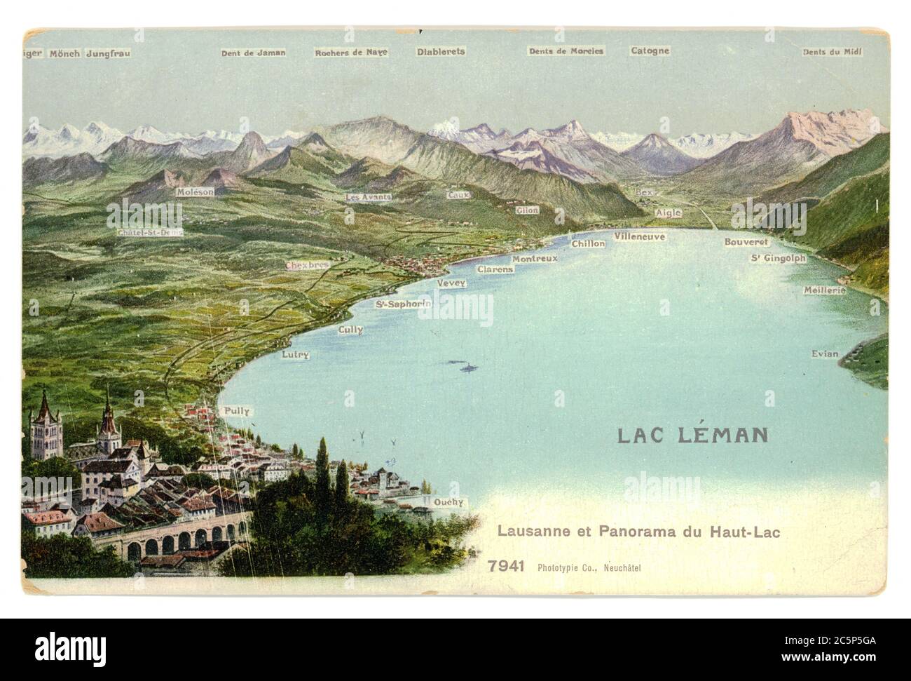 SCHWEIZ - UM 1910: Vintage Postkarte mit verwitterten Kanten auf weißem Hintergrund gedruckt 1910, Schweiz. Retro Luftpanorama des Genfer Sees Stockfoto
