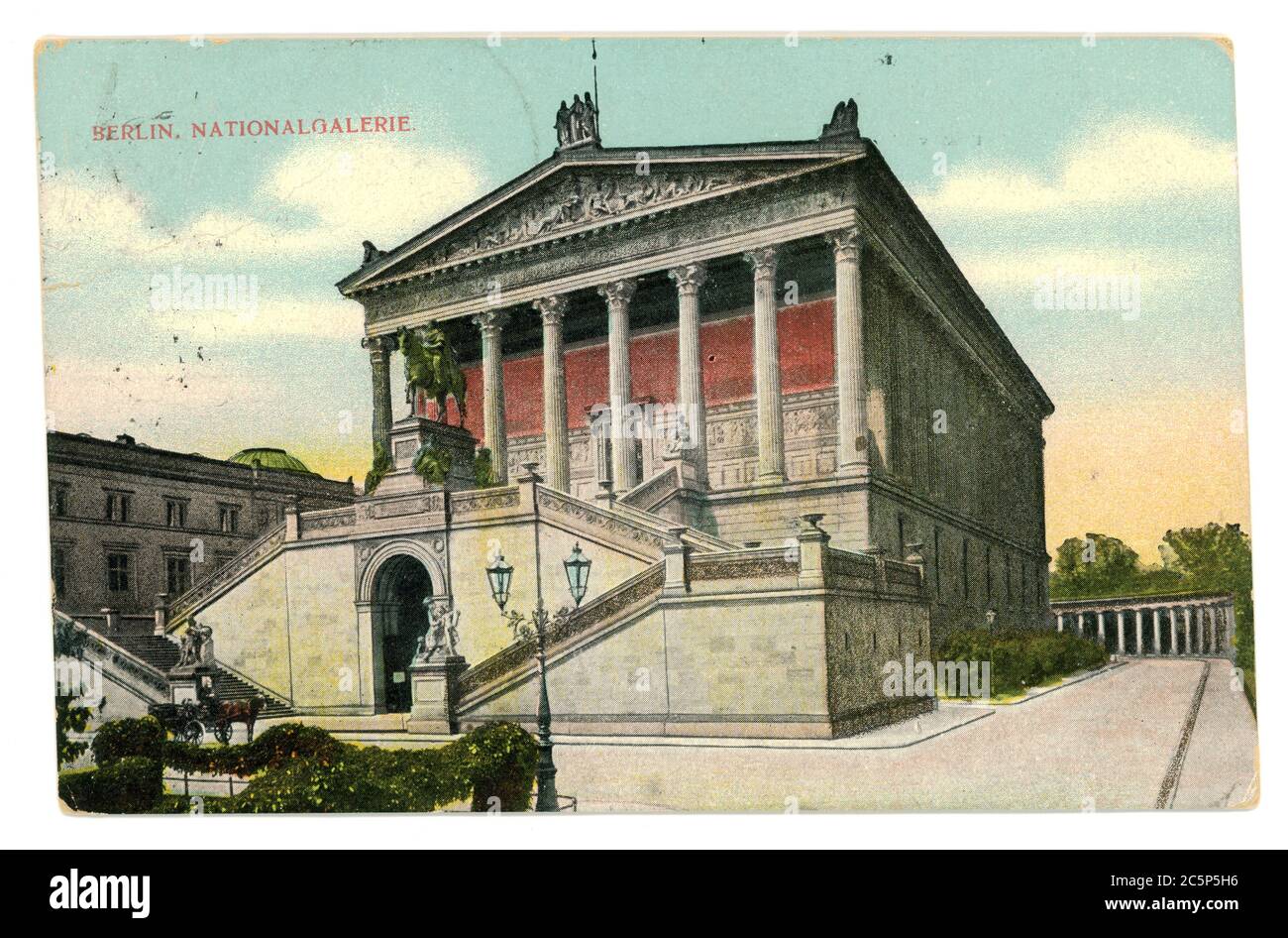 DEUTSCHLAND, BERLIN - UM 1907: Vintage Postkarte mit verwitterten Kanten auf weißem Hintergrund gedruckt 1907, Deutschland. Retro-Bild der alten Nationalgalerie Stockfoto