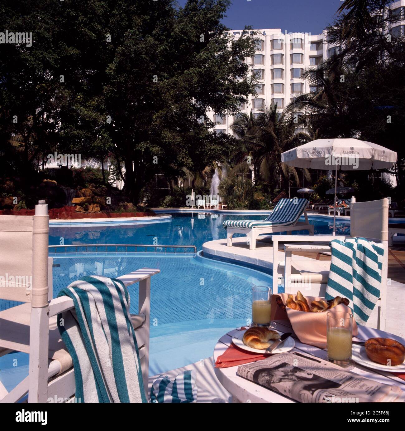 Swimmingpool vor dem Hochhaushotel Stockfoto