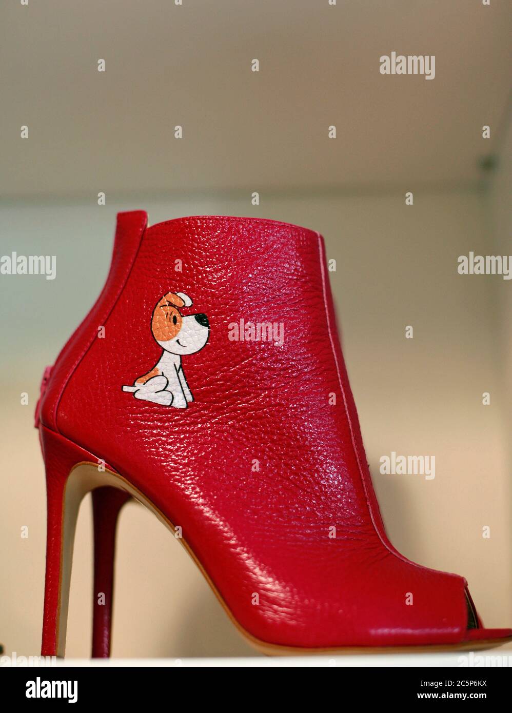 Loft37 ist eine polnische Marke, die maßgeschneiderte Schuhe anbietet. „Mission, die Tradition der polnischen Handwerkskunst mit aktuellen Design- und Schuhtrends zu verbinden“ Stockfoto