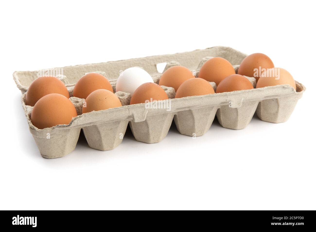 Ein Dutzend Eier Elf Braun Eines Weiss In Einem Pappkarton Auf Weiss Isoliert Stockfotografie Alamy