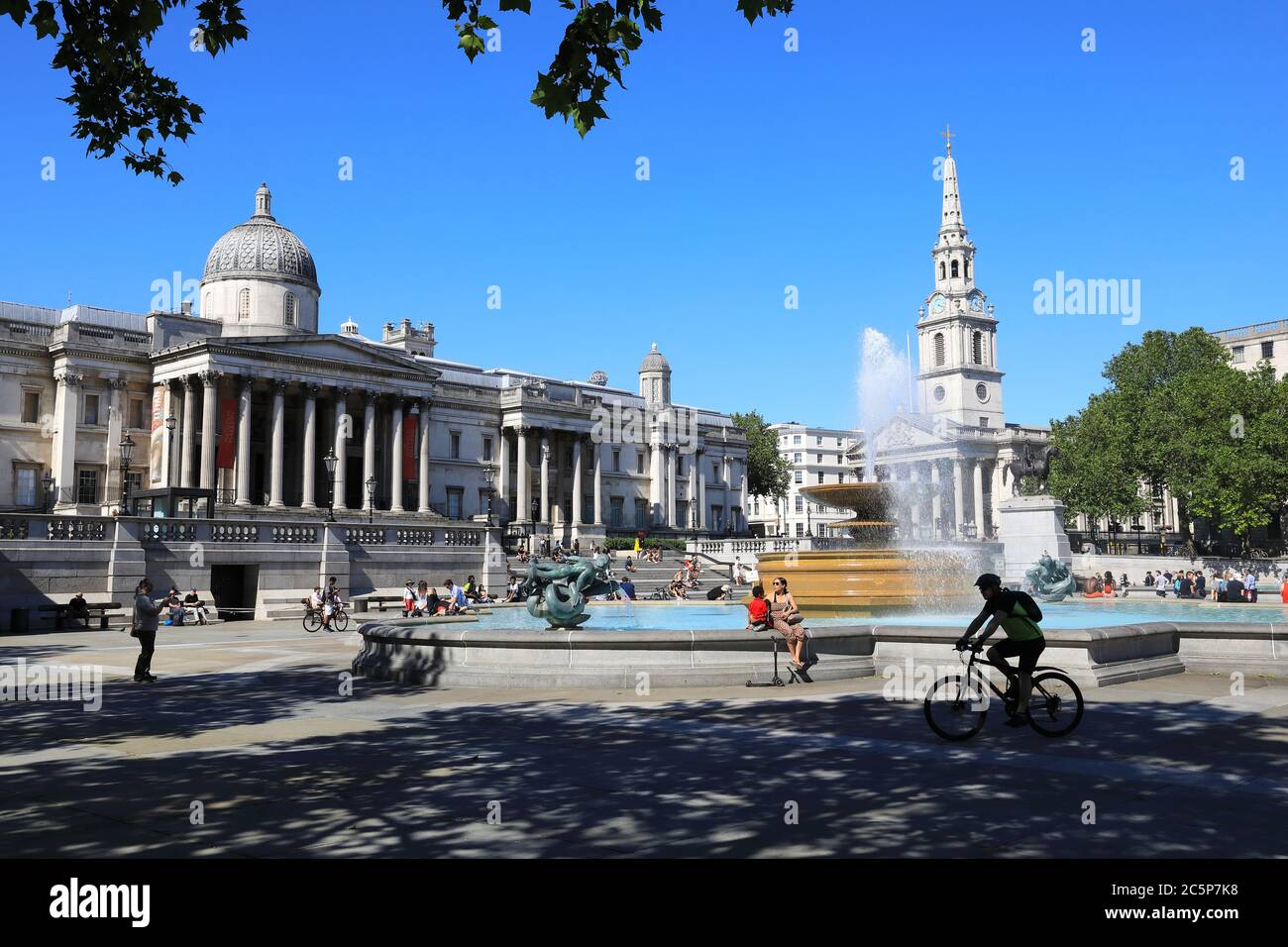 Die National Gallery am Trafalgar Square an einem sonnigen Sommertag im Zentrum von London, Großbritannien Stockfoto