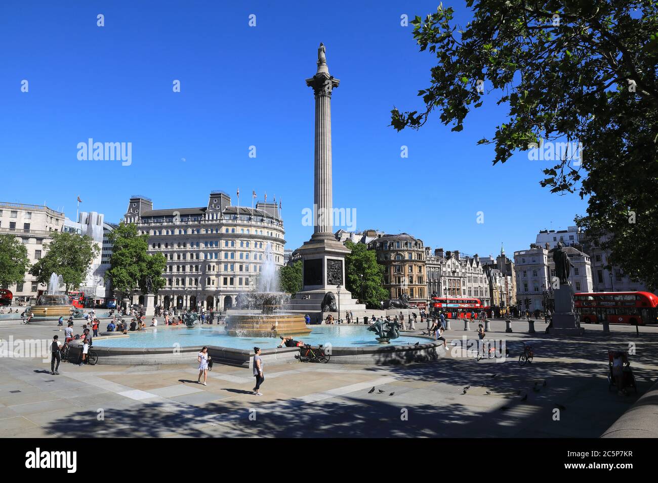 Nelson's Säule auf dem Trafalgar Square, an einem sonnigen Sommertag, im Zentrum von London, Großbritannien Stockfoto