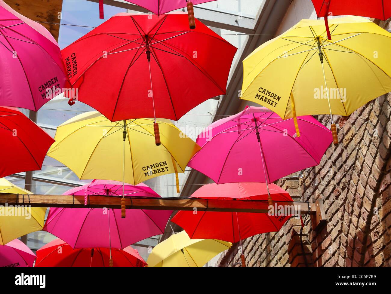 Bunte Regenschirme am Camden Market, Nord London, Großbritannien Stockfoto