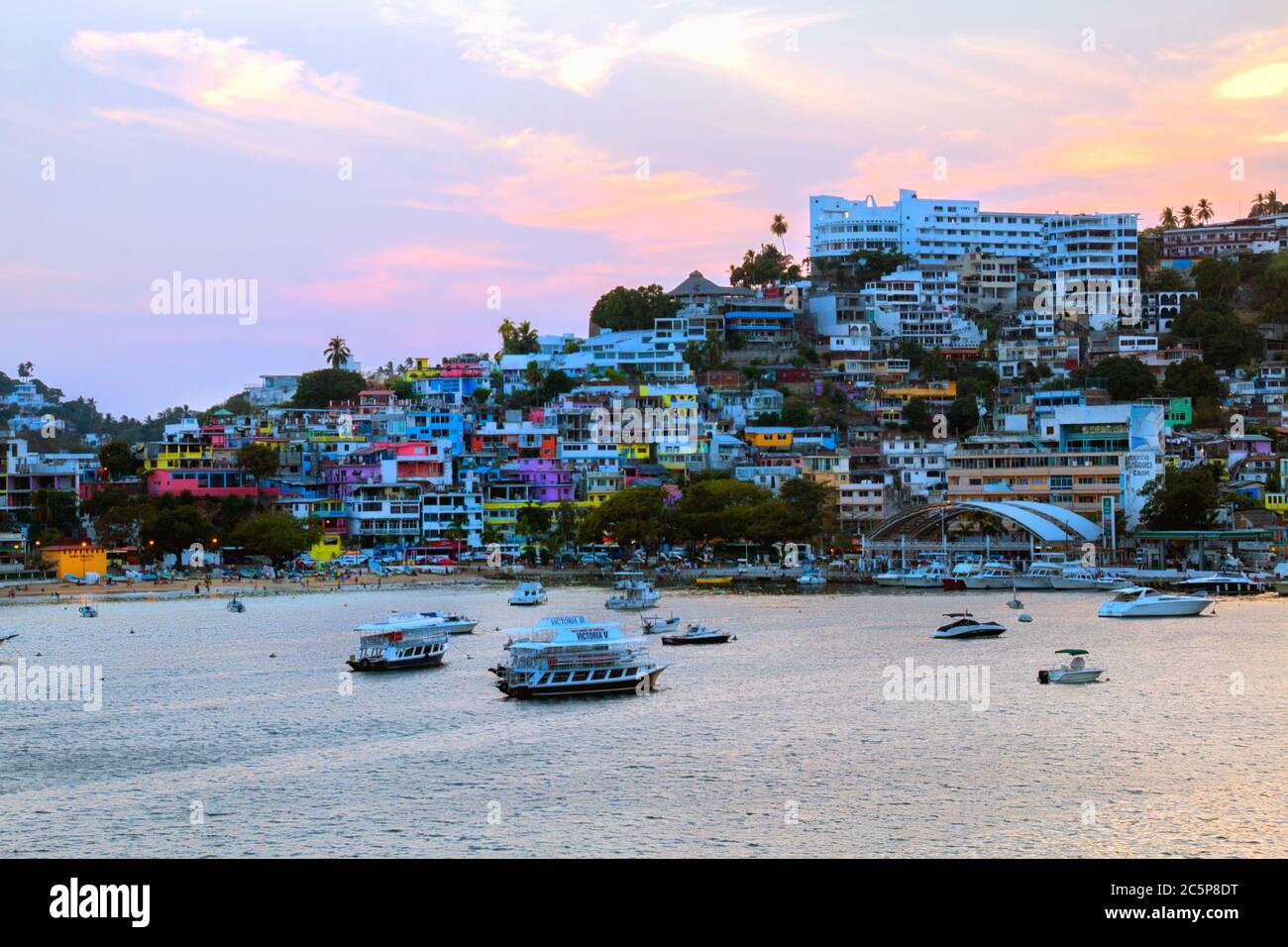 acapulco, Familie am Strand, Hotels am Wasser acapulco, mexikanischer Strand, genießen am Strand, Tourist am Strand, acapulco Slums, mexikanische Slums, mexiko, acapulco Stockfoto