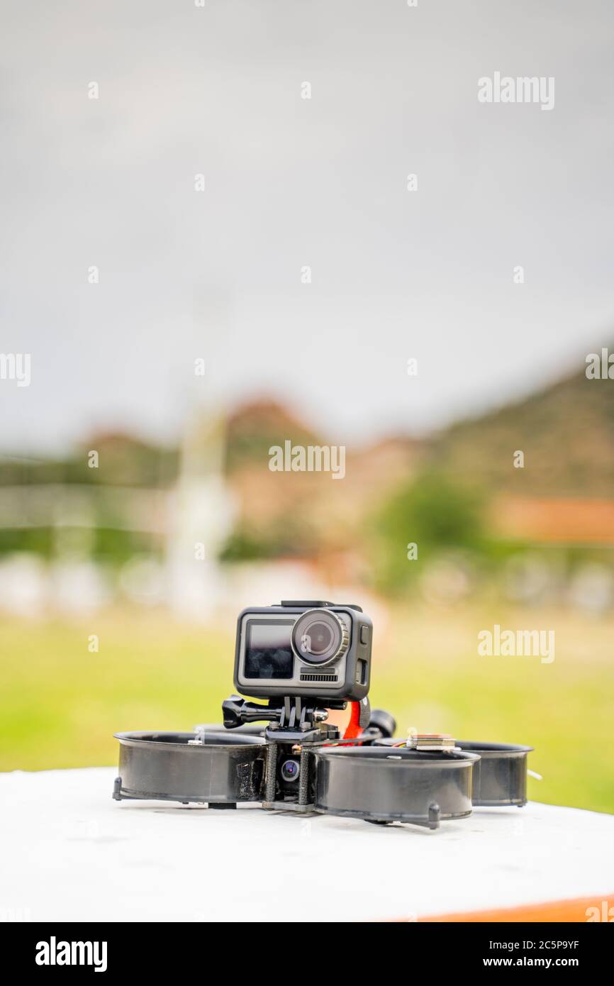 Mini oder kleine Drohne oder Micro Quad fpv mit Kanälen und Action-Kamera bereit zu fliegen. Stockfoto