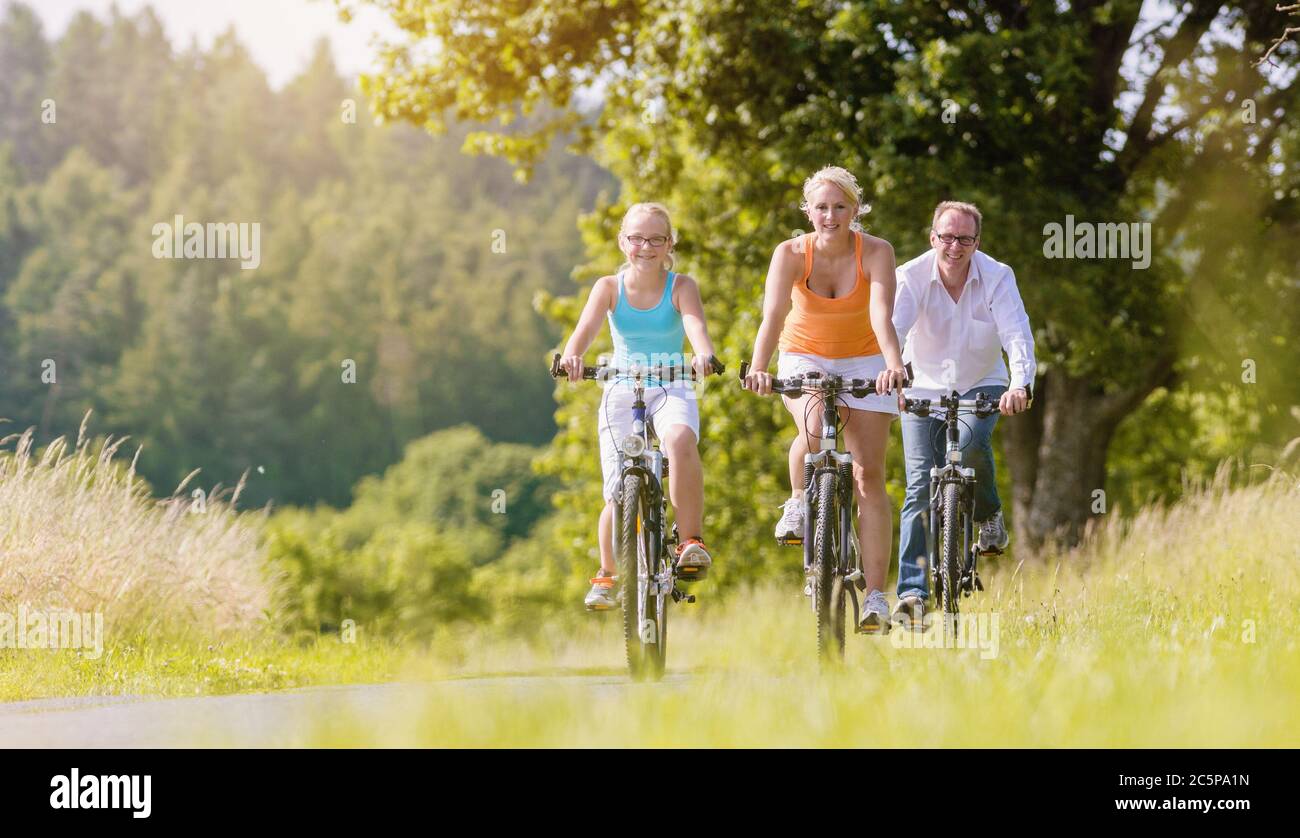 Familie mit Wochenende Fahrradtour im Freien Stockfoto