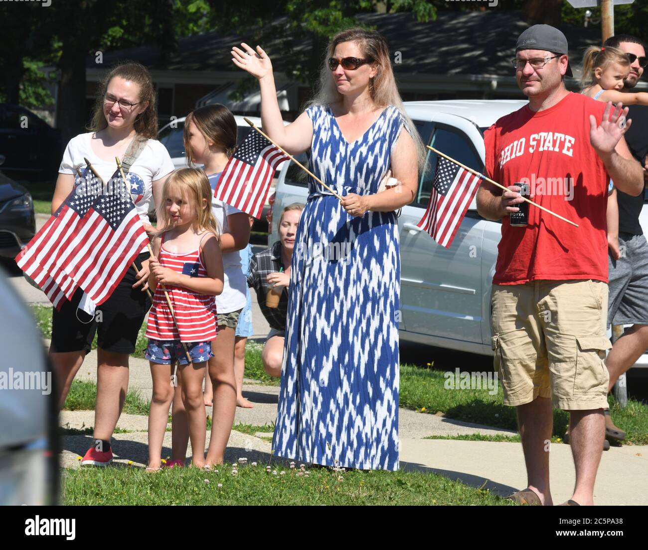 Racine, Wisconsin, USA. Juli 2020. Die jährliche 4. Festparade in Racine, Wisconsin hat normalerweise etwa 125 Wagen und Einheiten, aber Samstag, den 4. Juli 2020, gab es nur ein halbes Dutzend. Mit amerikanischen Flaggen beobachtete die NIEDFELDT Familie. Ein Highlight war wie jedes Jahr der Festwagen der Agerholm - Gross Detachment #346 der Marine Corps League, mit Veteranen in Bronze bilden die Flagge zu Iwo Jima zu reenacting. Der Oscar Mayer Wienermobile war auch in der Parade, aber es gab keine Marschkapellen, Politiker oder andere Wanderteilnehmer. Kredit: ZUMA Press, Inc./Alamy Live Nachrichten Stockfoto