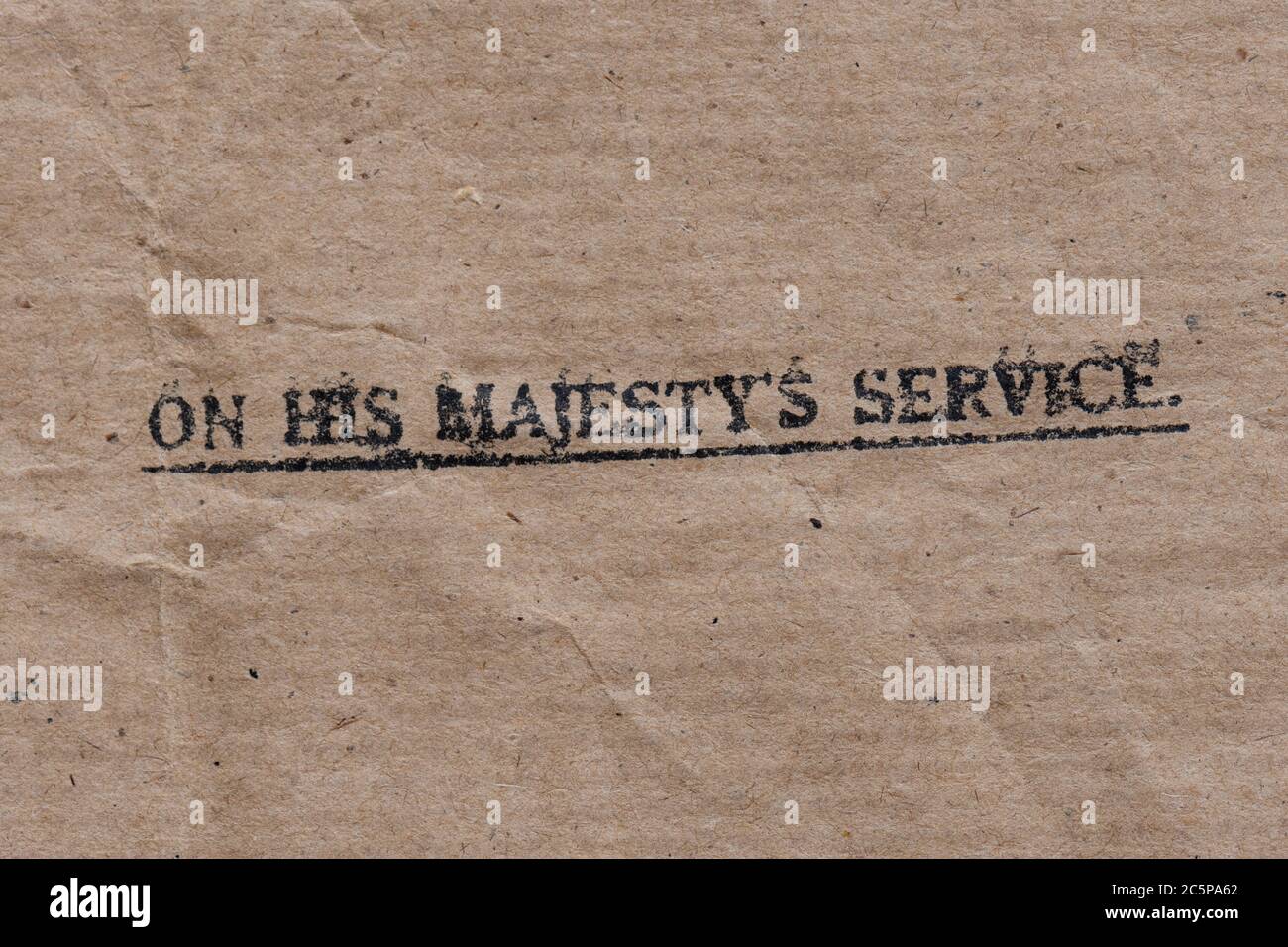 Auf dem Stempel des Dienstes seiner Majestät auf braunem Umschlag datiert 1945 Stockfoto