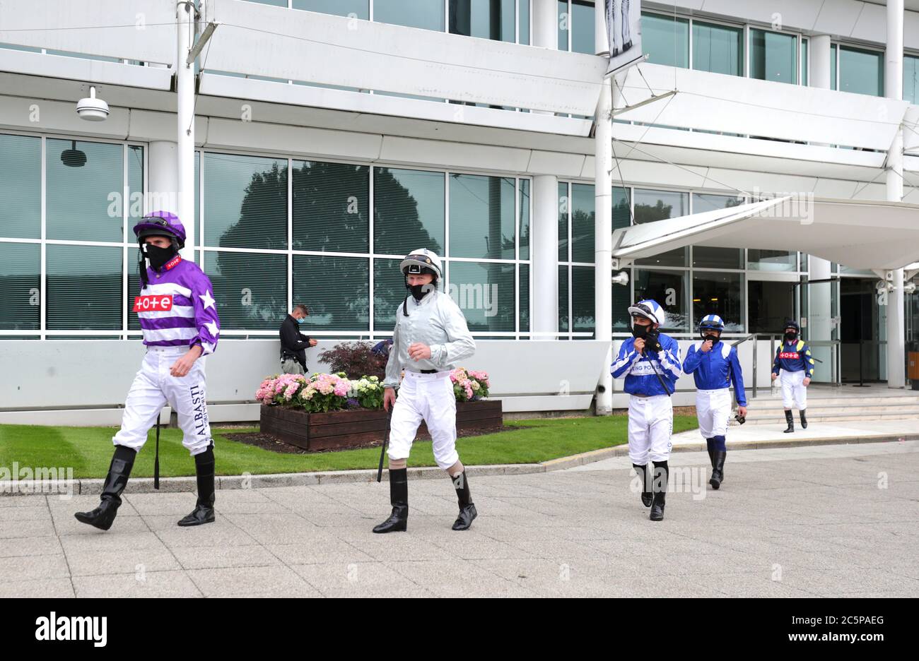 Jockeys machen sich auf der Rennbahn Epsom vor den Investec Surrey Stakes auf den Weg. Stockfoto