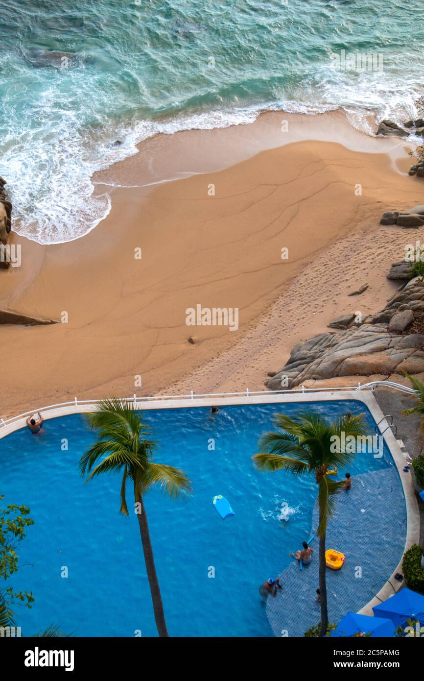 acapulco, Familie am Strand, Hotels am Wasser acapulco, mexikanischer Strand, genießen am Strand, Tourist am Strand, acapulco Slums, mexikanische Slums, mexiko, acapulco Stockfoto