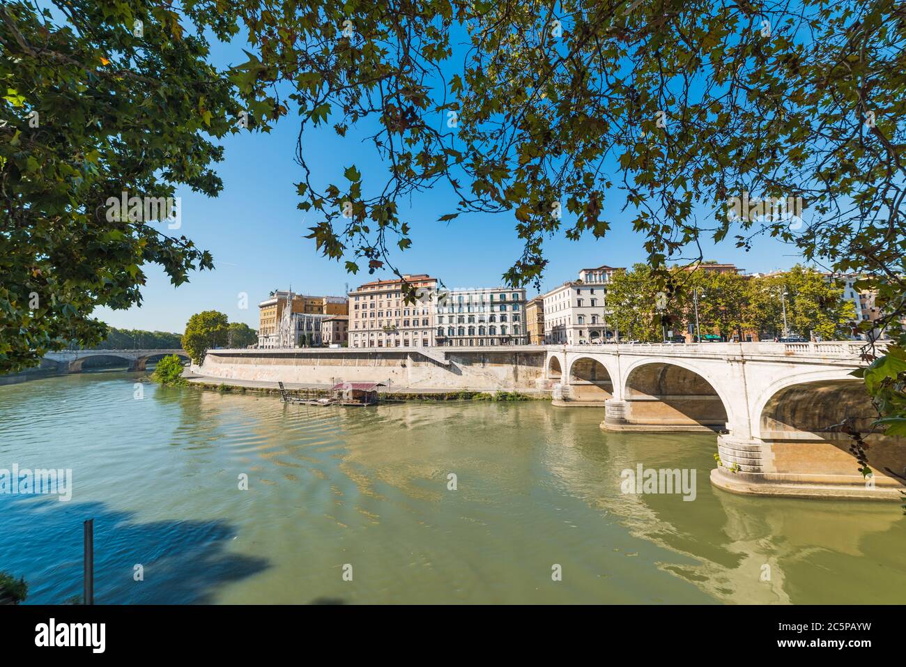 Klare Himmel über Tiber in Rom, Italien Stockfoto