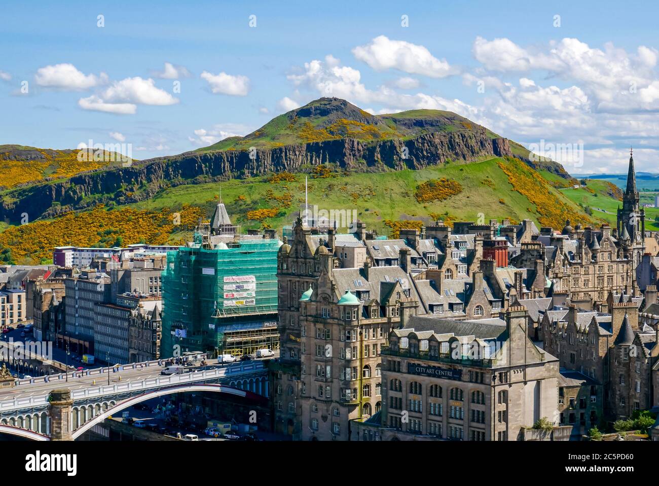 Blick von oben auf North Bridge & Arthur's Seat, Edinburgh City Centre an sonnigen Tagen, Schottland, Großbritannien Stockfoto