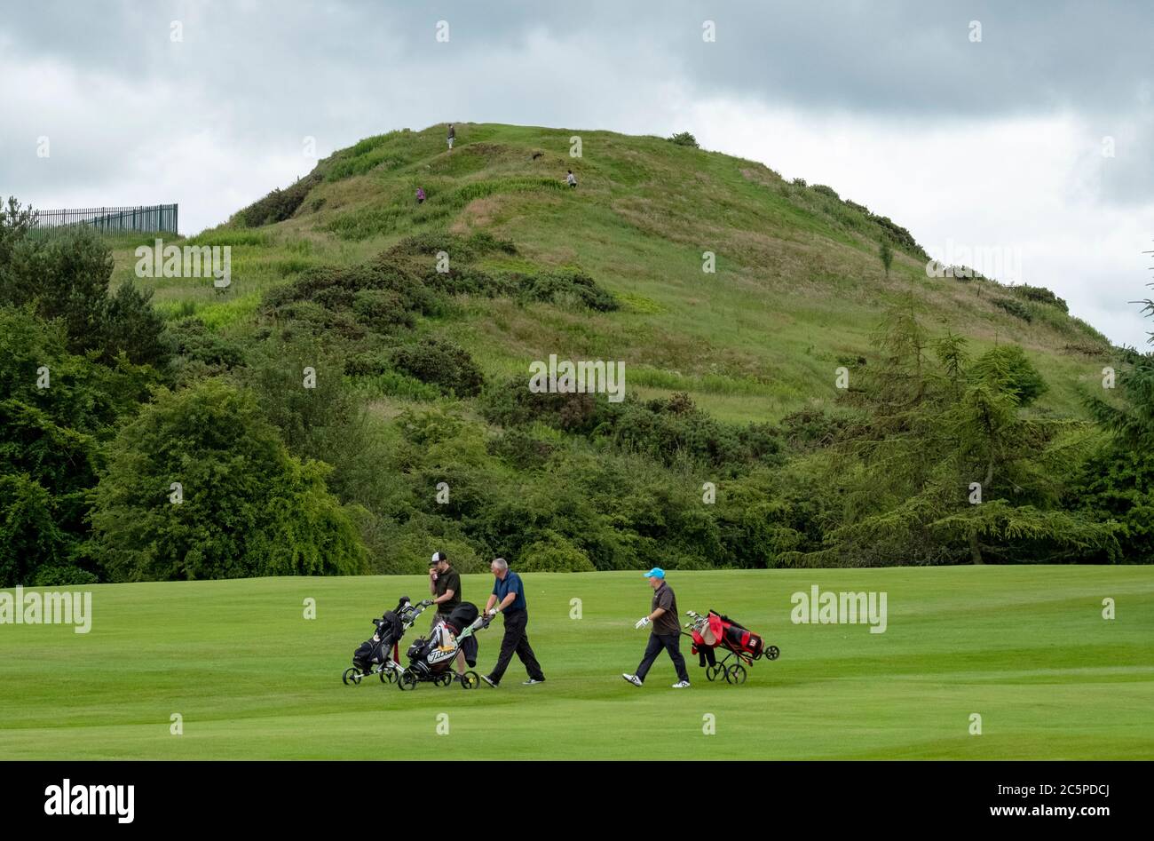 Golfer auf dem Golfplatz Deer Park Livingston mit Dechmont Law. Stockfoto