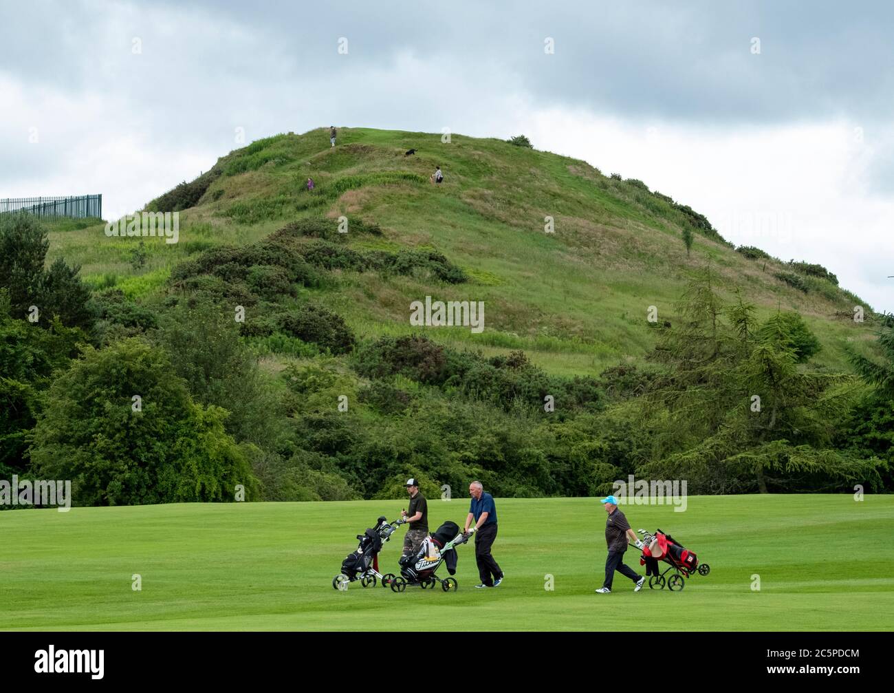 Golfer auf dem Golfplatz Deer Park Livingston mit Dechmont Law. Stockfoto