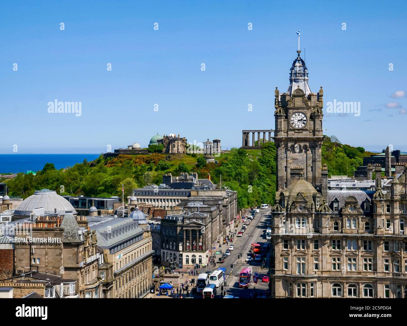 Blick von oben auf Calton Hill & Balmoral Hotel Uhrenturm, Edinburgh Stadtzentrum, Schottland, Großbritannien Stockfoto