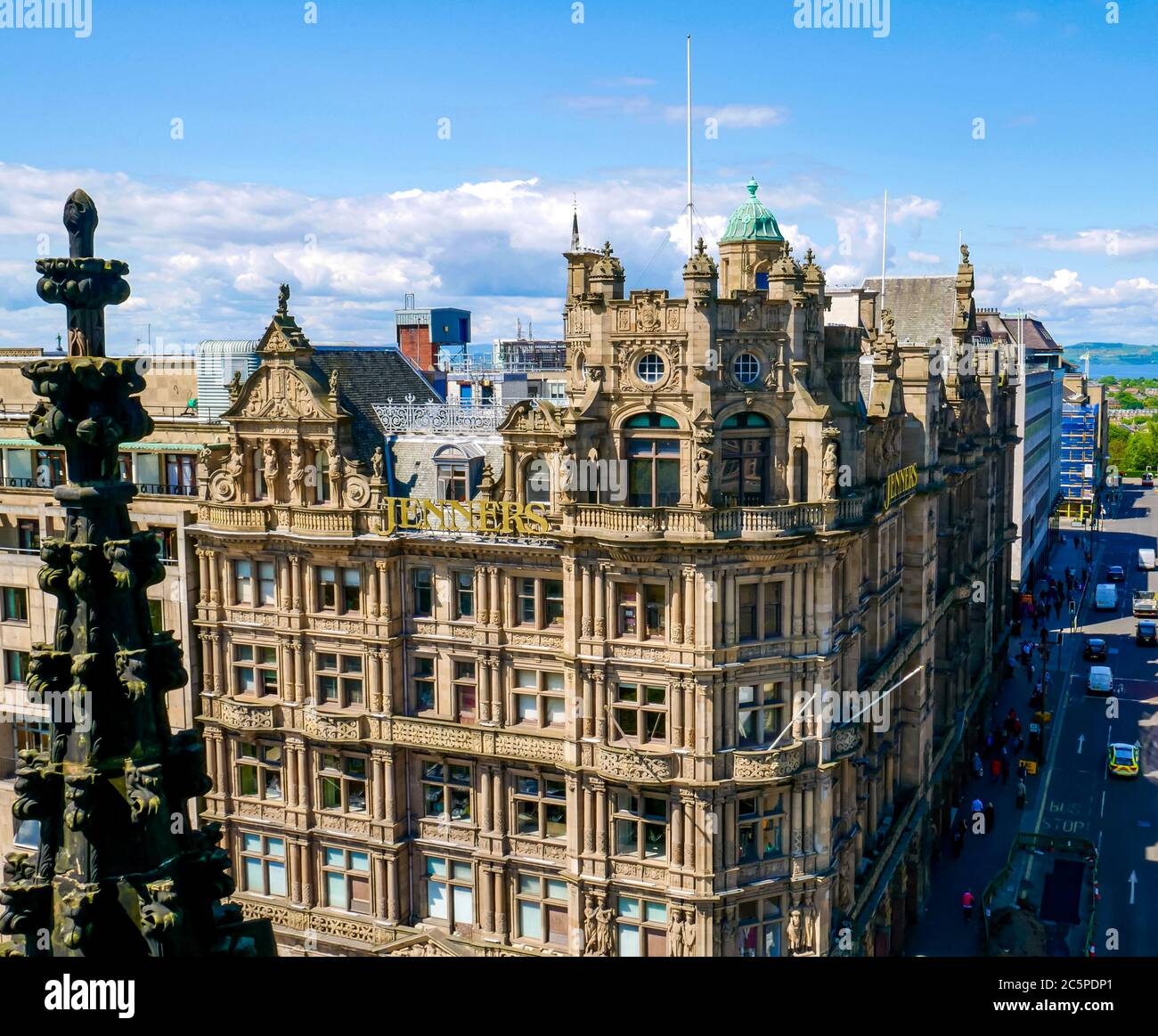 Verzierte viktorianische gotische Gebäude des Jeners Kaufhauses & abgenutzte Stein geschnitzte Spitze des Scott Monument, Edinburgh, Schottland, UK von oben Stockfoto