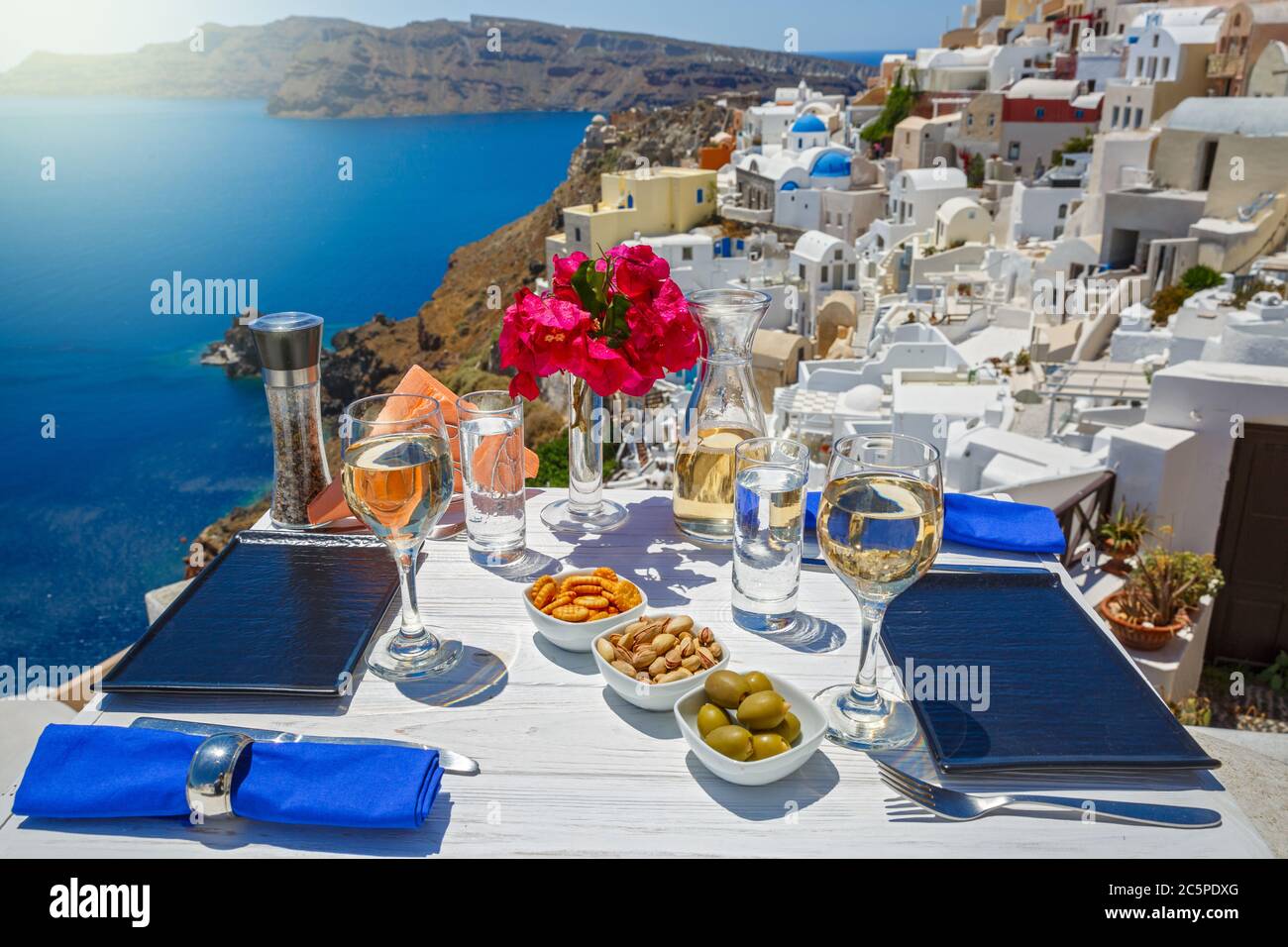 Romantischer Tisch auf dem Hintergrund des Meeres und der Architektur der Insel Santorini, Griechenland Stockfoto