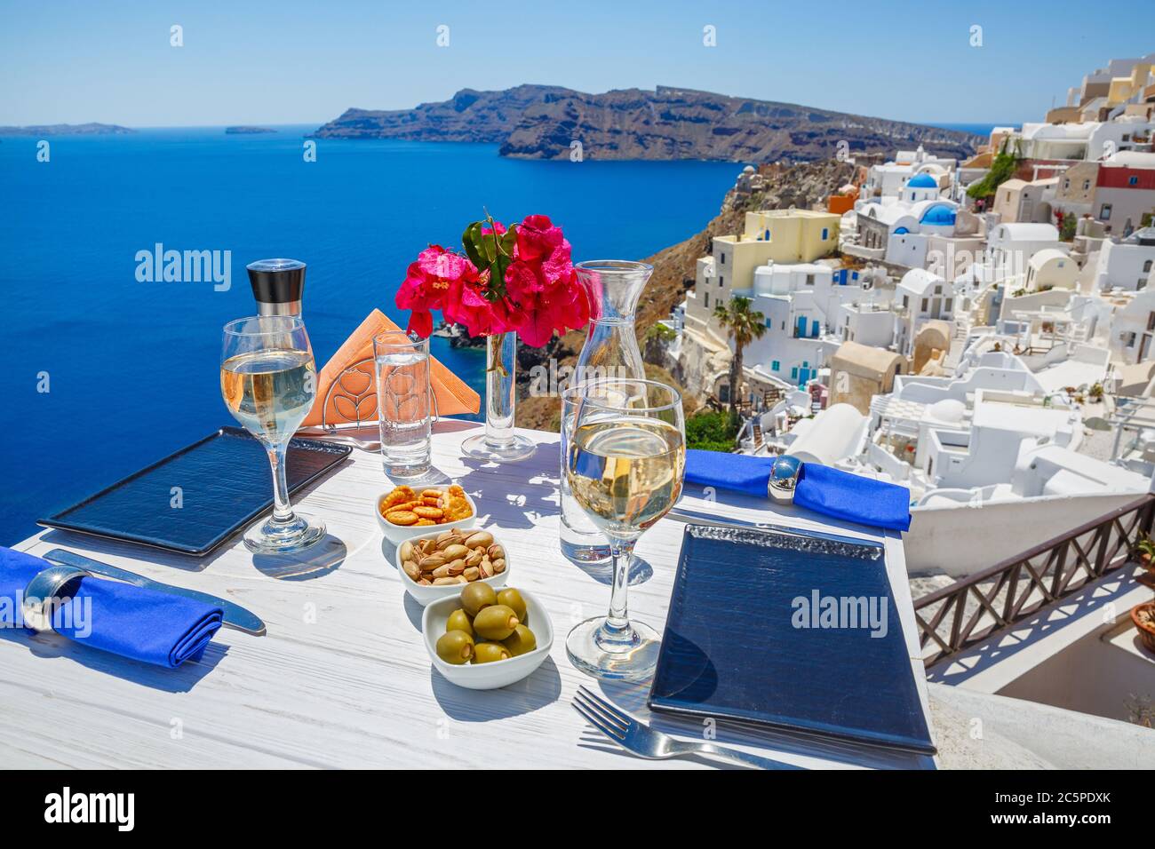 Wein und Snacks auf dem Tisch mit Blick auf das griechische Meer Stockfoto