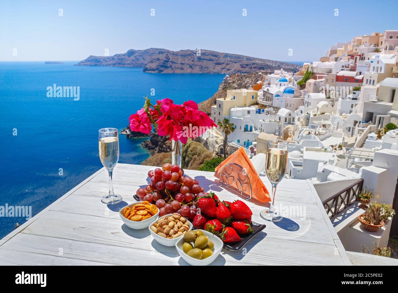 Wein, Snacks und Obst auf dem Tisch mit Blick auf das griechische Meer Stockfoto