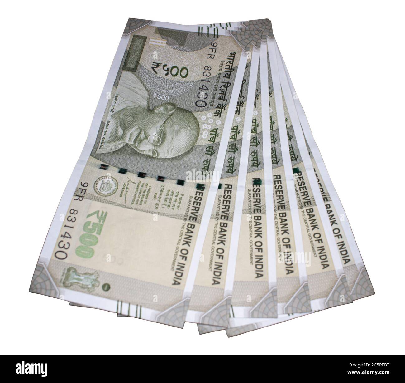 Indische 500 Rupien Noten auf weißem Hintergrund Stockfoto