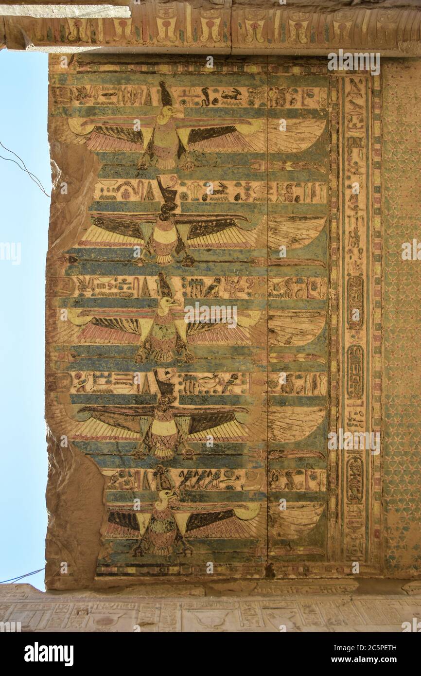 Das farbenfrohe Gemälde an der Decke des Tempels von Kom Ombo wurde Sobek, dem krokodilgott Ägyptens, gewidmet Stockfoto