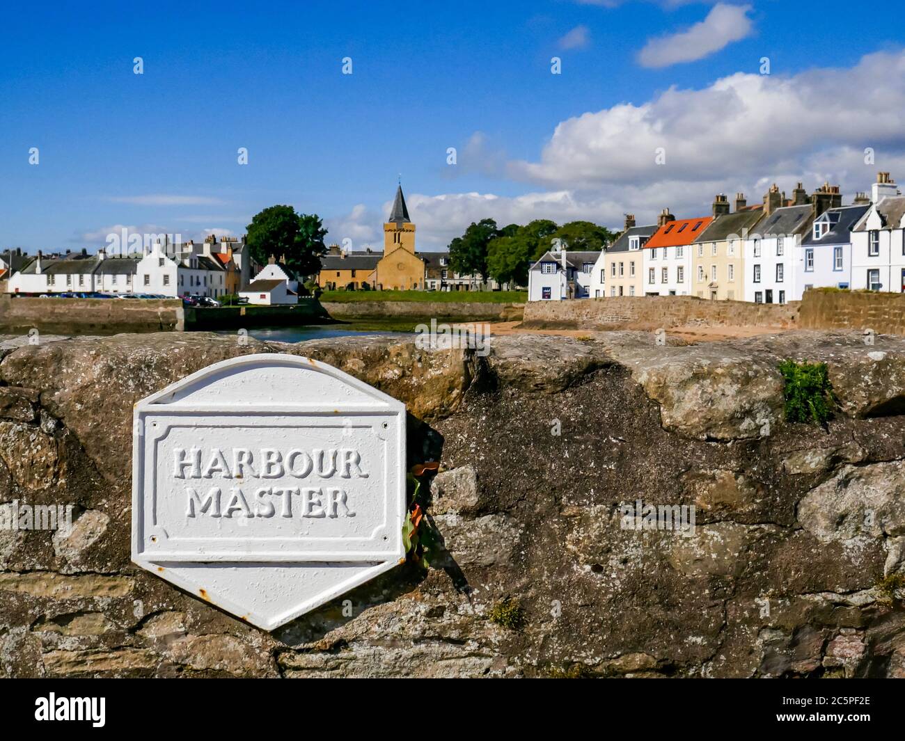 Harbour Master altes Schild an der Wand, Anstruther, Fife, Schottland, Großbritannien an einem sonnigen Tag Stockfoto