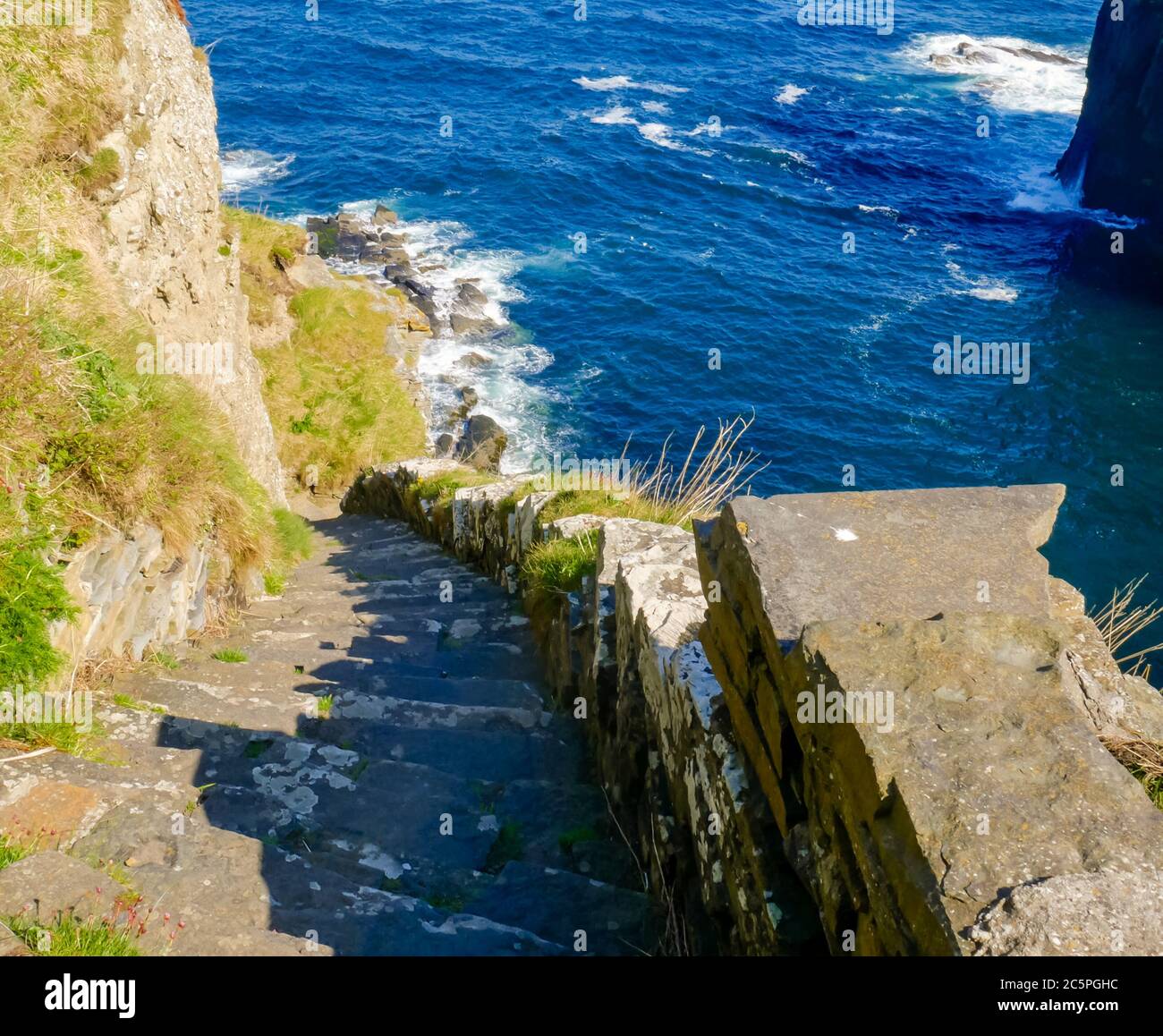 Blick über steile Felsstufen zur historischen Fischerbucht, den Whaligoe Steps, Caithness, Scottish Highlands, Schottland, Großbritannien Stockfoto